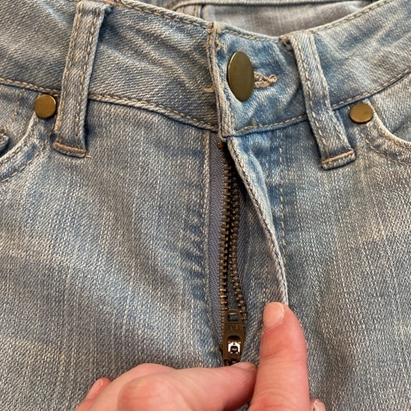 Skinny Jeans2 Lightwash Denim Jeans Size 2P Straight Leg in Like New Condition - Picture 6 of 10